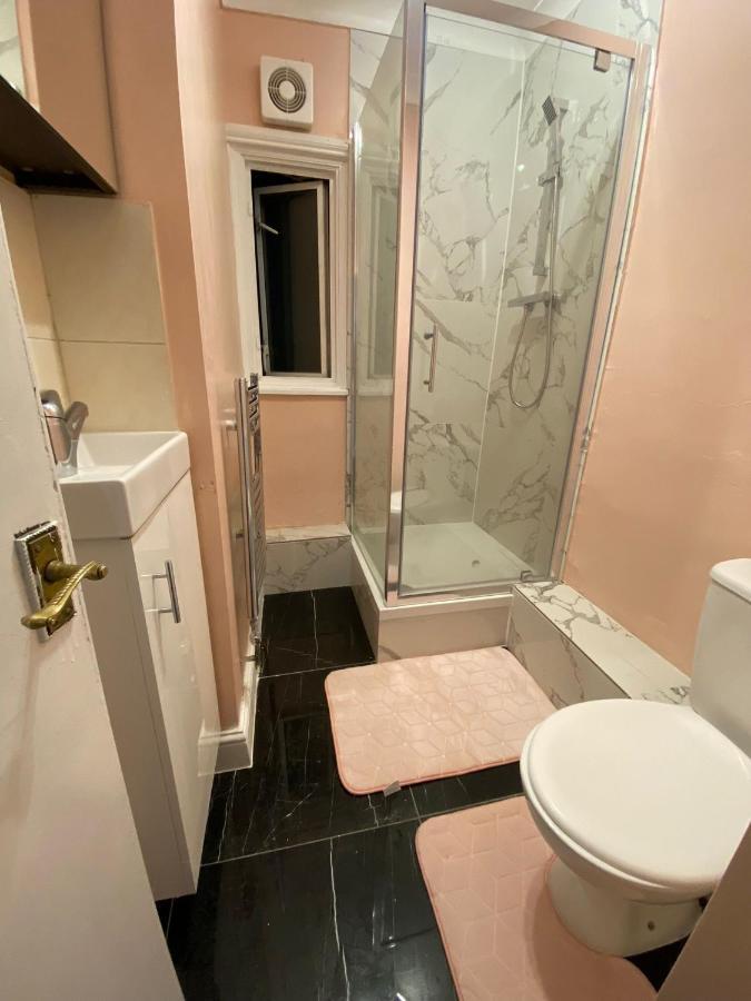 1 Bedroom Luxury Apartments By London City Exterior foto